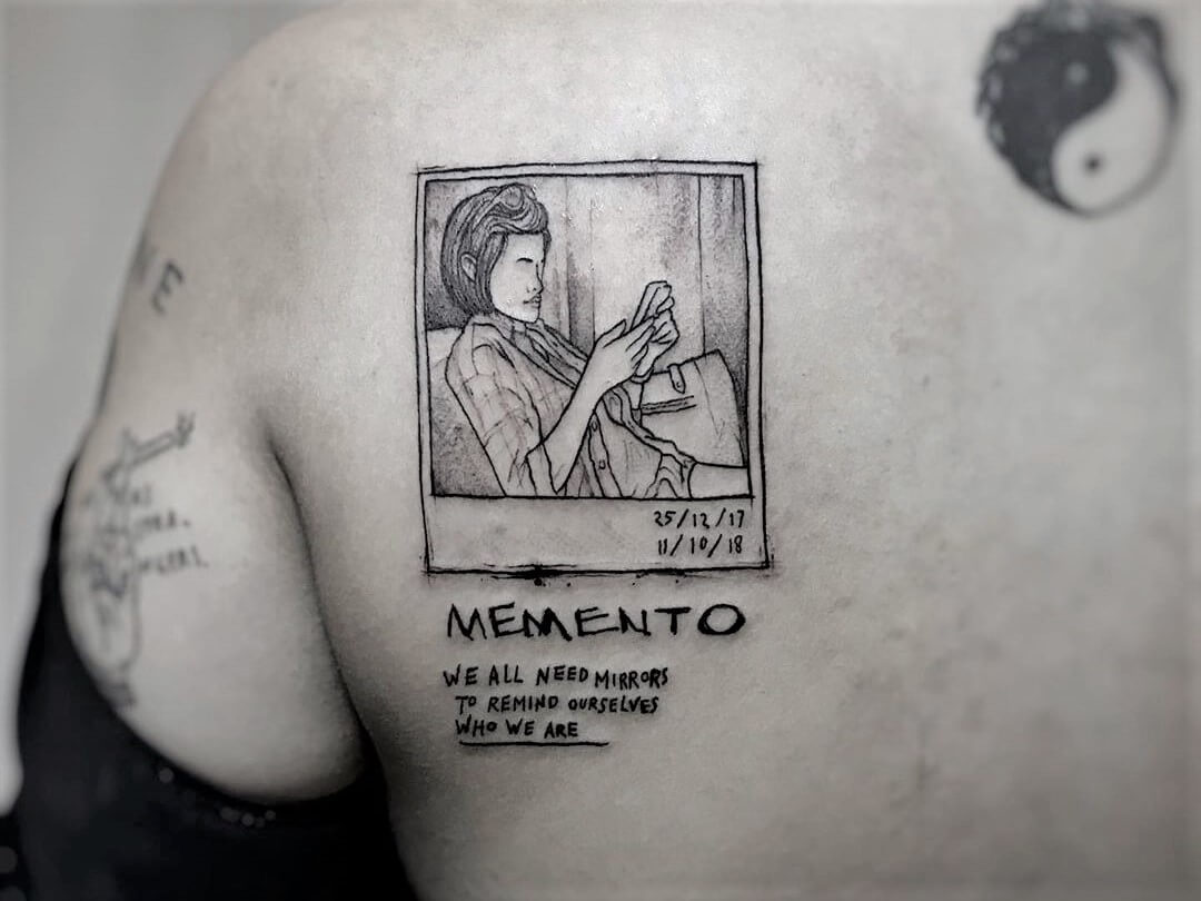 Kombinasi gambar dan garis dalam tato